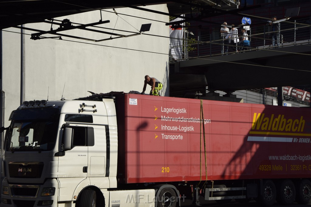 LKW blieb unter Bruecke haengen Koeln Deutz Opladenerstr Deutz Muelheimerstr P162.JPG - Miklos Laubert